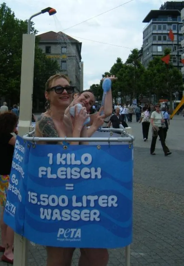 PETA-Aktivistinnen auf dem Stuttgarter Schlossplatz