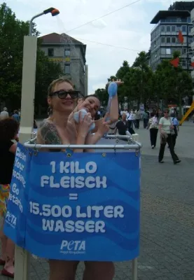 Bild: Dusch-Demo auf dem Stuttgarter Schlossplatz