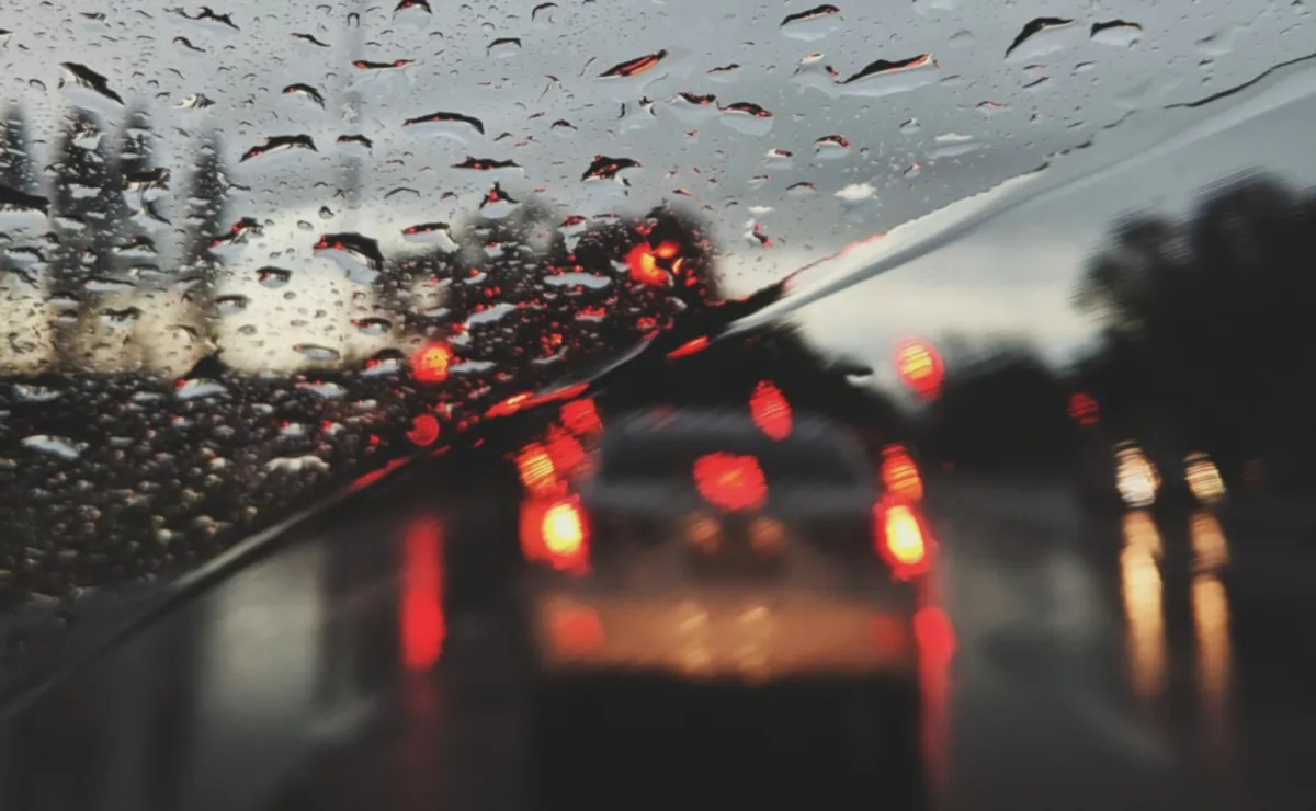 Im Herbst gefährden dämmriges Licht und Nässe unsere Sicherheit auf der Straße.