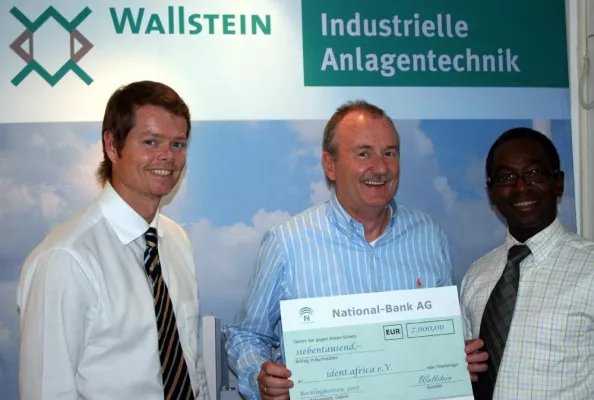 Bild: Wallstein Ingenieur GmbH spendet 7.000 Euro für Solarstromanlage auf einer Dorfschule in Kamerun