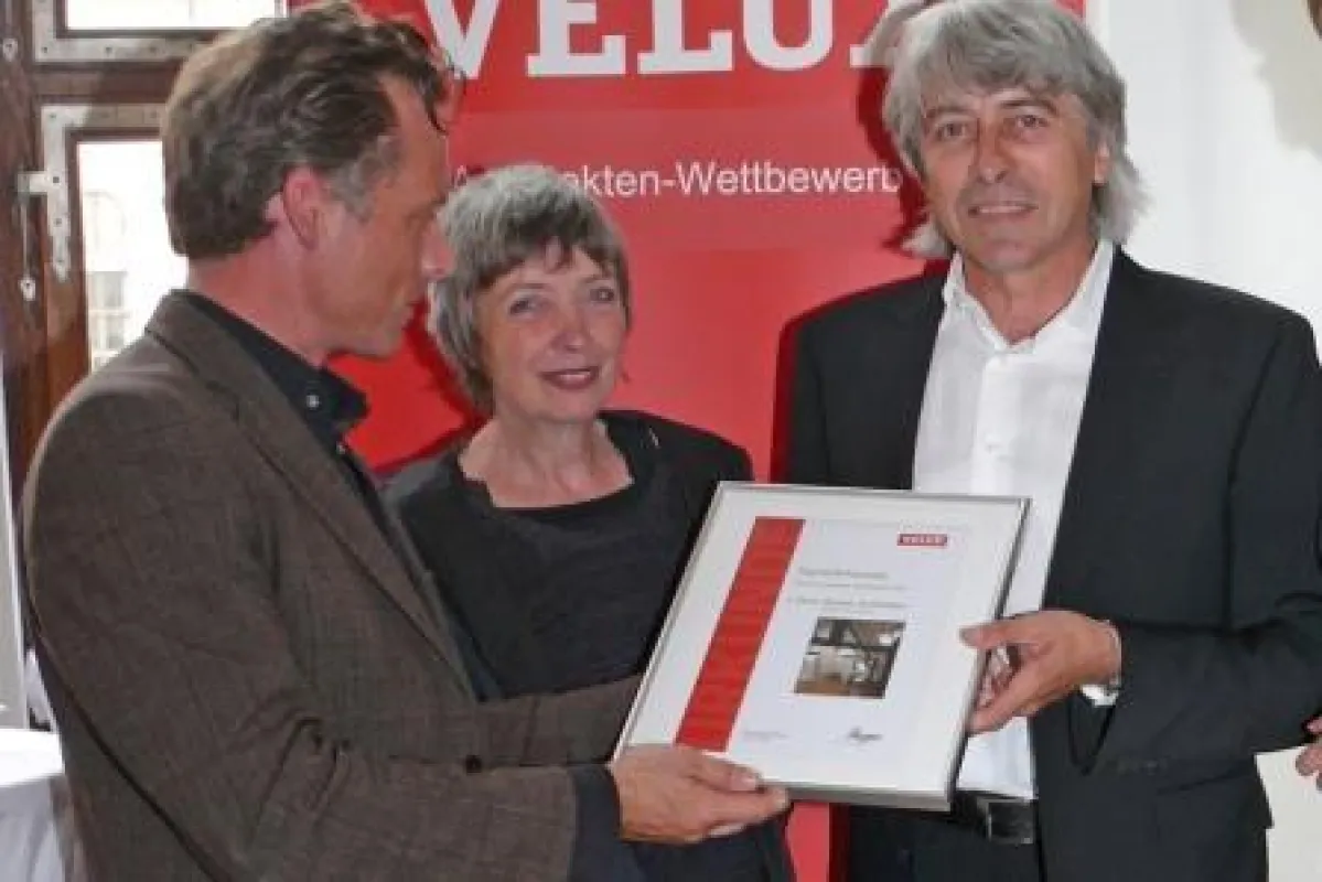 Das Ehepaar Maja und Hans-Peter Glucker erhält die Urkunde von Thomas Greiser, Pressesprecher von VELUX. Foto: Julia Haider
