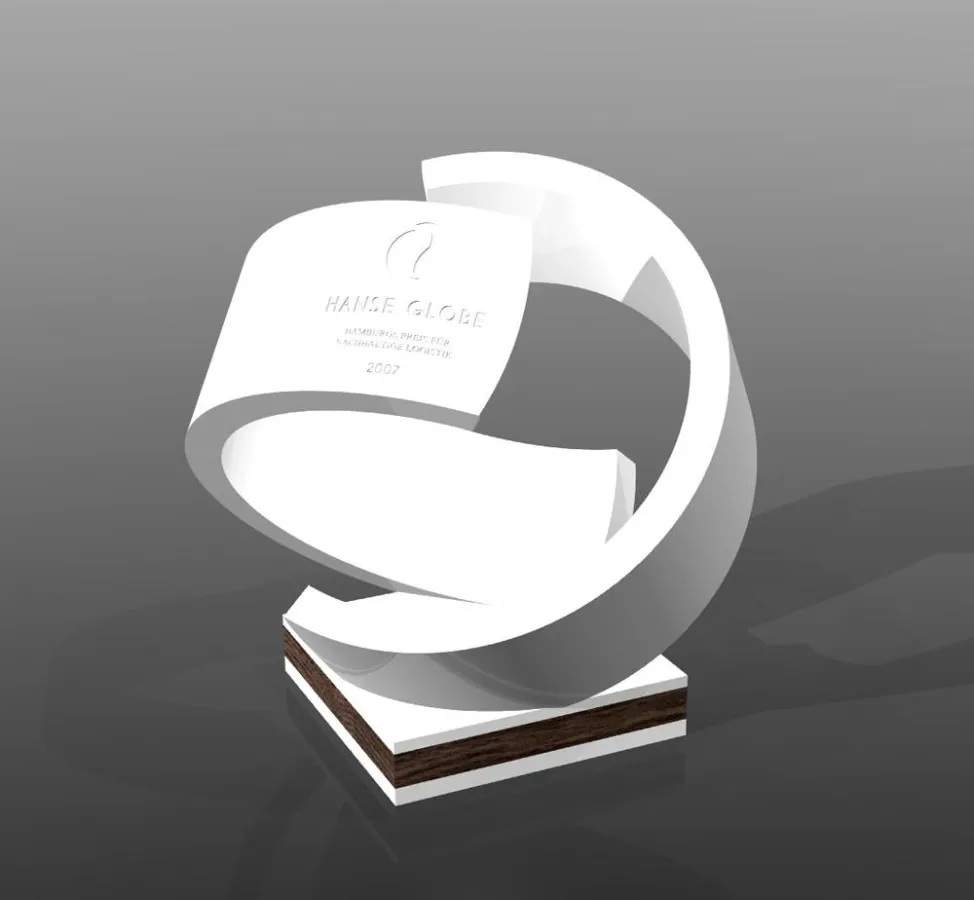 Der Gewinner des HanseGlobe erhält eine Trophäe, die einen Globus symbolisiert. Foto: LIHH