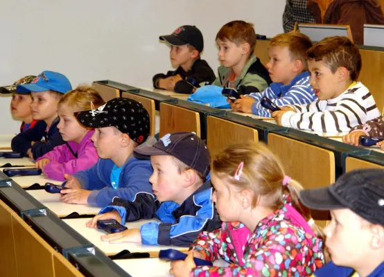 Bild: „Faszination Fliegen“ - Professor der Hochschule Harz begeistert kleine „Raupen“ und „Waldmäuse“