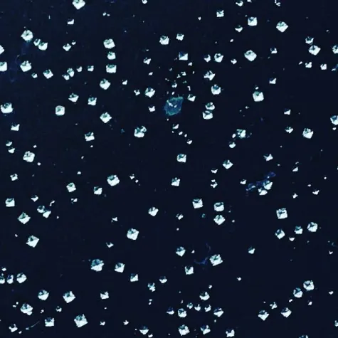 Bild: „Kristallfluss – Salzkristalle und Wasser“ - Videoinstallation von Dominik Rinnhofer