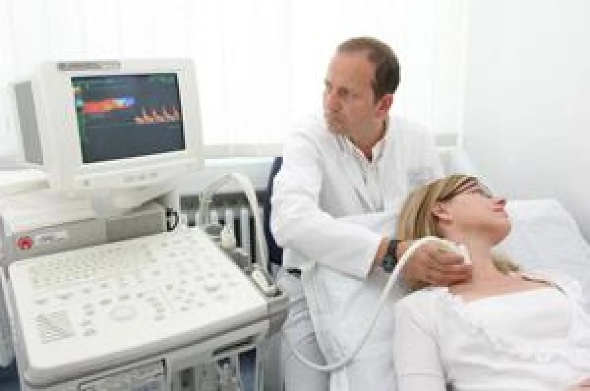 Chefarzt Dr. Udo Huberts schallt kostenlos den Bauchraum.