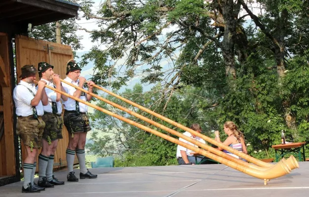 Sich ganz entspannt am Instrument der Entschleunigung ausprobieren … Bild: Sich ganz entspannt am Instrument der Entschleunigung ausprobieren …