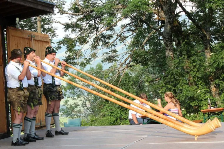 Bild: Sich ganz entspannt am Instrument der Entschleunigung ausprobieren …