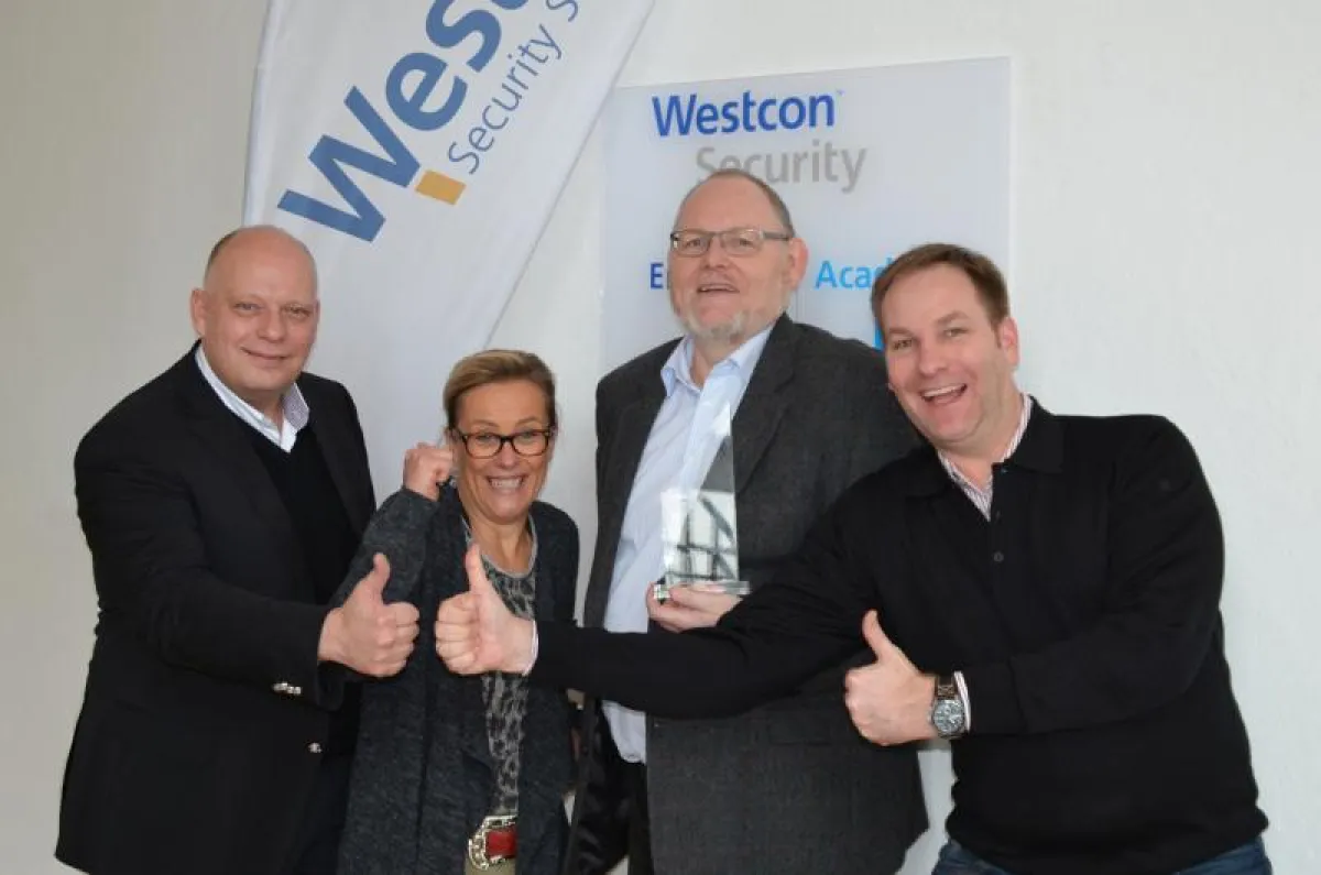 Vertreter von Westcon und HP Enterprise bei der offiziellen Übergabe der Distributor-Auszeichnung.