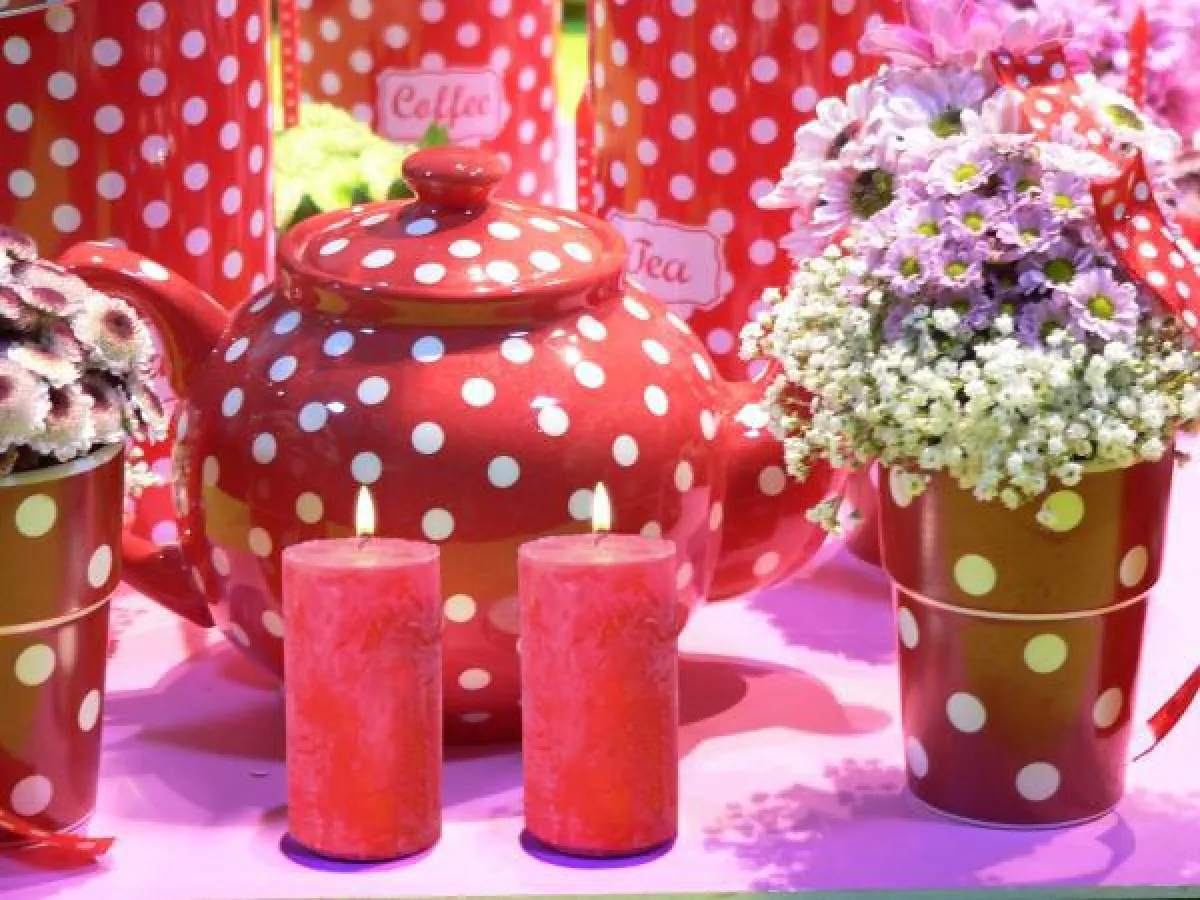 Stumpenkerzen mit dem RAL-Gütezeichen in leuchtendem Rot peppen den Frühstückstisch auf. Fotovermerk: Gütegemeinschaft Kerzen