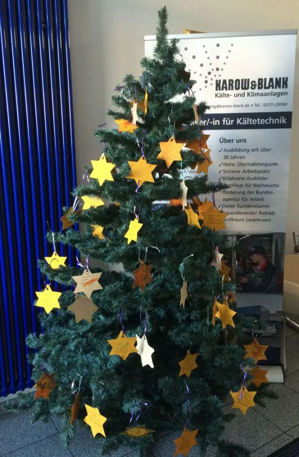 Weihnachtsbaum mit den Sternen der Wünsche der Kinder / Copyright: KAROW & BLANK