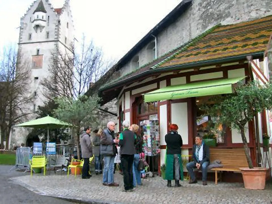 Drinnen und draußen, können sich die Gäste im Grünen Turm im Herzen Ravensburgs bewirten lassen.