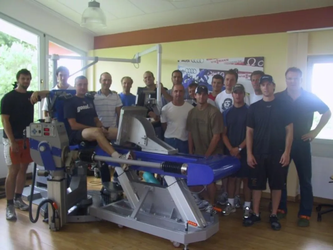 Starbulls Spieler mit Trainer Franz Steer und Sportwissenschaftler der Leistungsdiagnostik in Bad Endorf