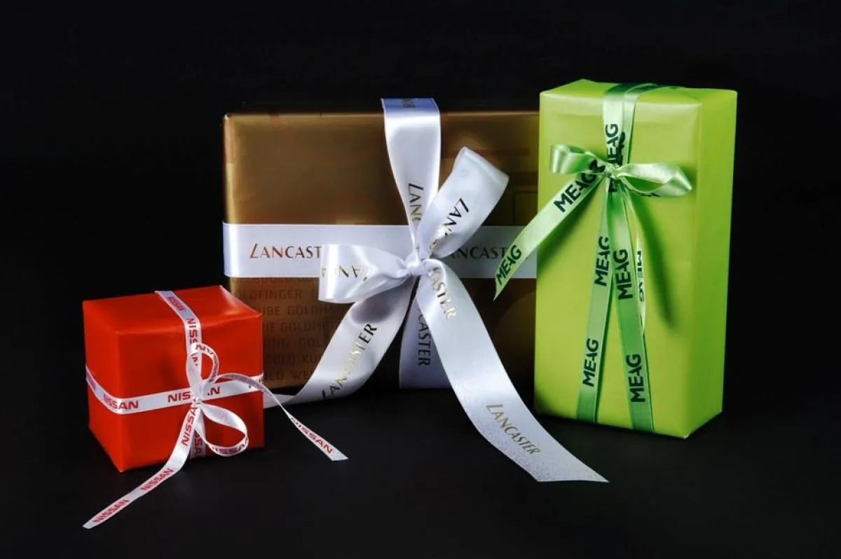 Glanzvoller Auftritt für Weihnachtsgeschenke: Image-Ribbons von Createam Promotion veredeln jede Verpackung und werten Präsente, Broschüren oder Produkte auf.
