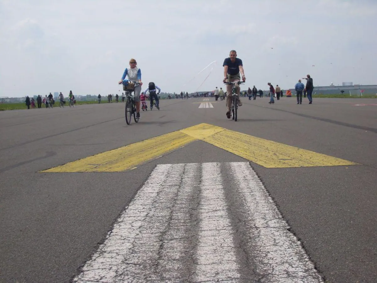 Die Berlin Radtour Neukölln führt auch durch das Tempelhofer Feld