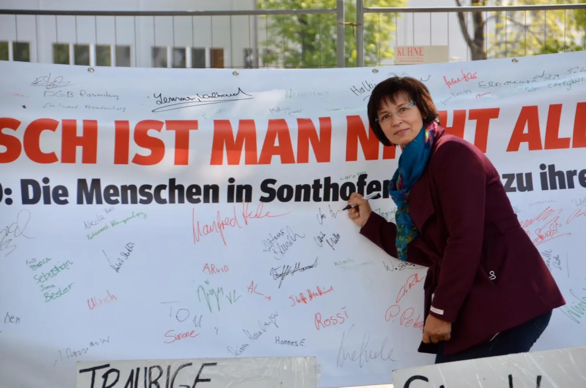 Ulrike Müller am bedrohten Voith-Standort in Sonthofen. Bild (c) Duran