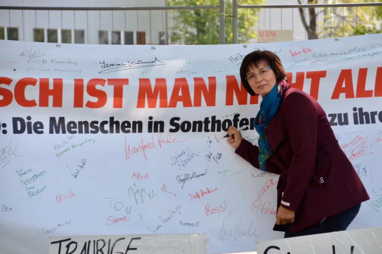 Ulrike Müller unterstützt Arbeitskampf bei Voith in Sonthofen Bild: Ulrike Müller unterstützt Arbeitskampf bei Voith in Sonthofen