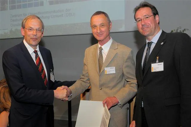 Bild: NAWARO BioEnergie AG gratuliert Prof. Dr. Friedrich Weißbach zum Biogas-Innovationspreis 2010