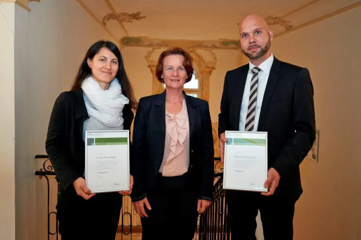 Prof. Dr. Berrin Özergin, Rektorin Prof. Dr. Julia Sander, Prof. Dr. Jörg von Garrel (v.l.n.r.)