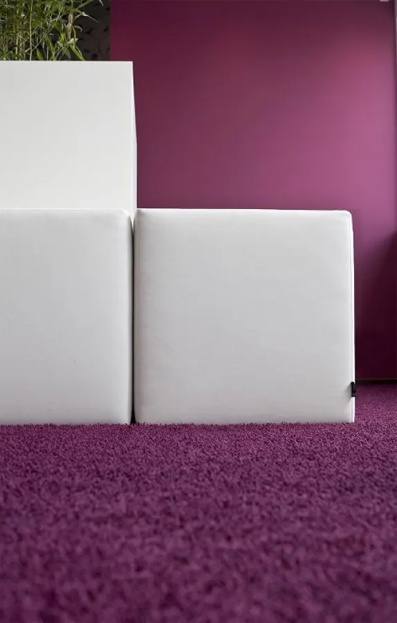 Flexibel angebaut: Sitzhocker Cube schließt sich elegant an die Möblierung an.