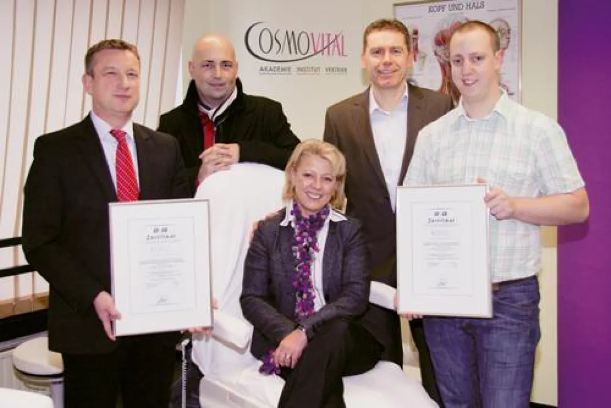 Feierliche Übergabe der AZWV-Zertifikate (v.l.n.r. Thomas Scherer, GZQ; Alexander Dort, Dort & Schmitt; Erika Maria Frantz, COSMOVITAL, Eric Frantz, COSMOVITAL, Christoph Port, COSMOVITAL)