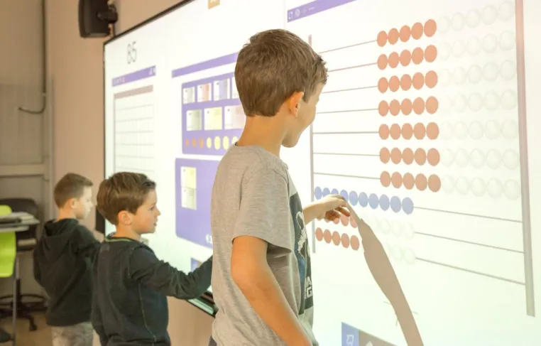 Bild: Das digitale Klassenzimmer – „Die multimediale Technik ergänzt Kreide und Tafel“