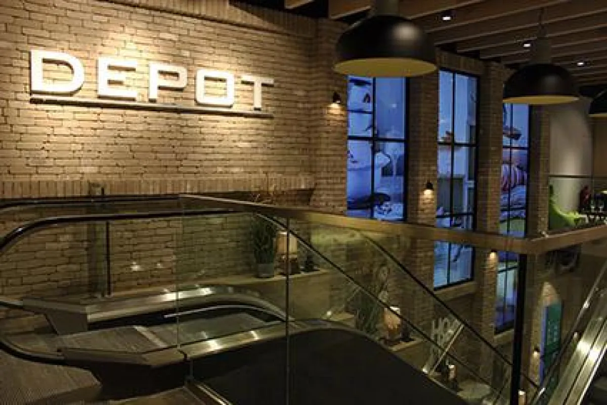 Digital Signage Fensterfront bei DEPOT