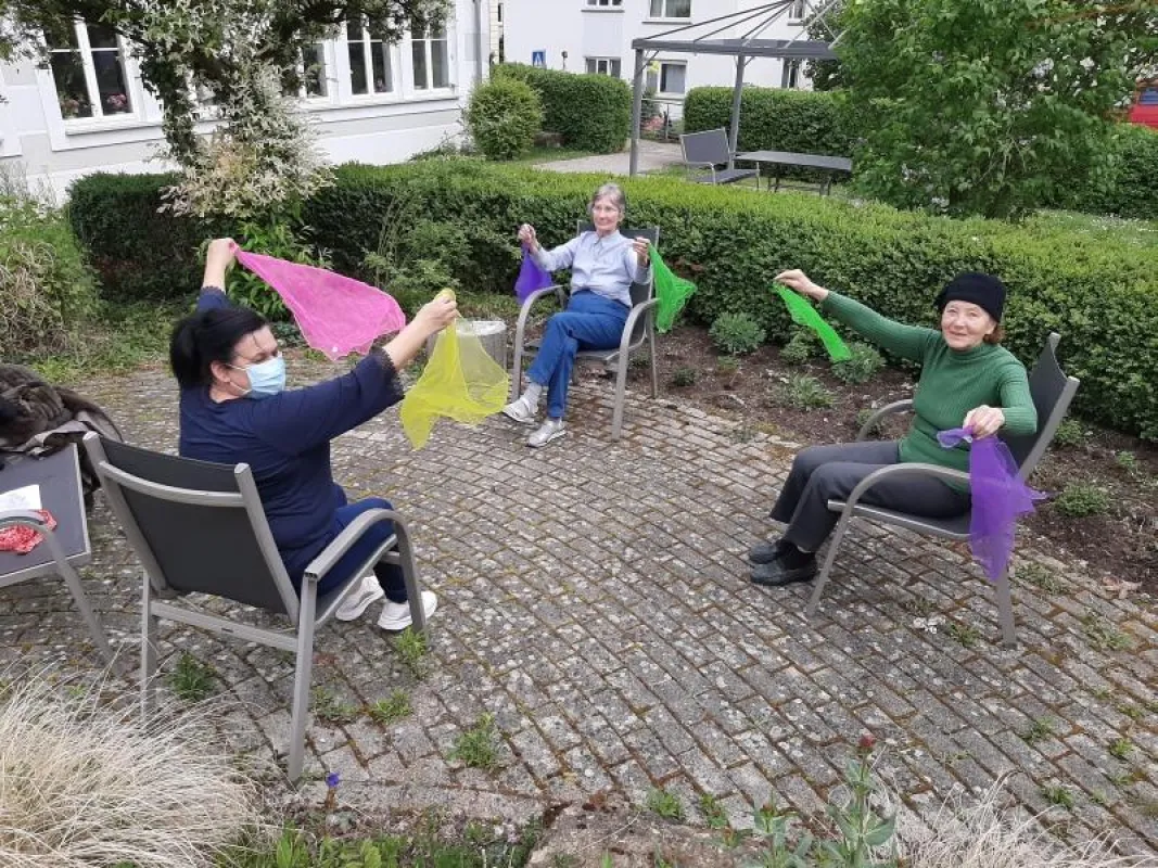 Die Bewohner des Seniorenzentrums Karolinenstift genießen die Bewegung an frischer Luft.