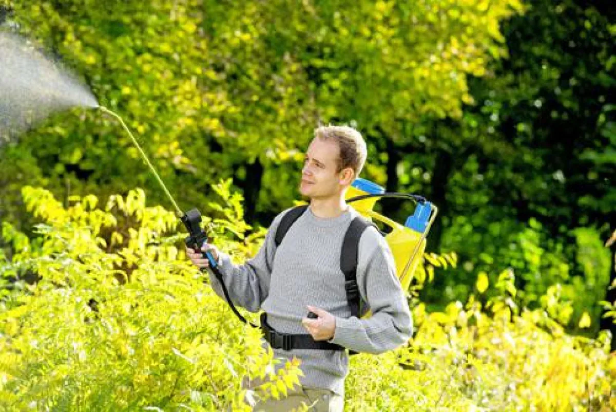 Die neuen  Kolbenrückensprühgeräte Hobby 1200 und 1800 von Gloria schonen den Körper des Anwenders.