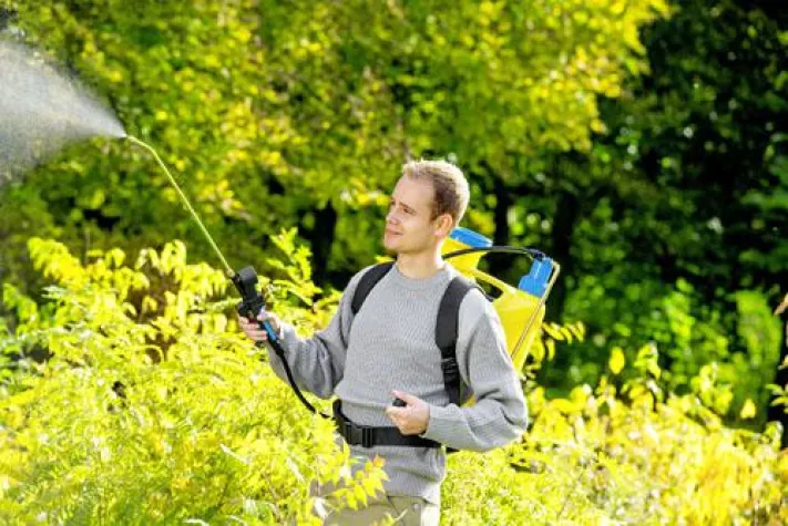 Bild: Rückengerecht gärtnern mit ergonomisch idealen Sprühgeräten