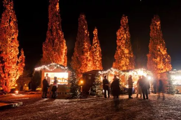 Bild: Adventsmärkte in Südbayern: Ein Weihnachtsbier im Lichtermeer