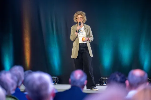 Bild: Rednerin entschuldigt sich beim Publikum und überzeugt damit beim 18. internationalen Speaker-Slam