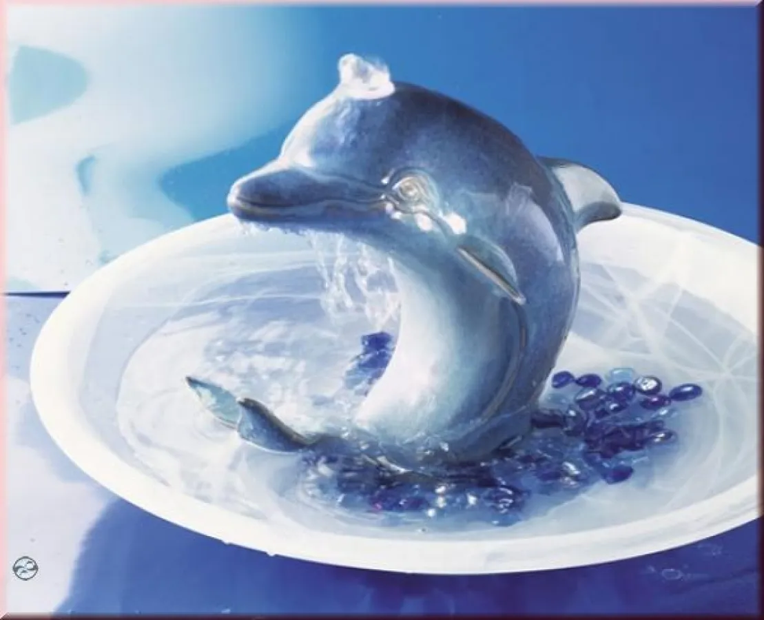 Naturnahe Darstellung eines Delphins als Keramik-Zimmerbrunnen