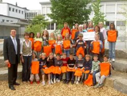 Kinderherzen freuen sich über Wandermeilen - Comsol Unternehmenslösungen AG übergibt Spende Bild: Kinderherzen freuen sich über Wandermeilen - Comsol Unternehmenslösungen AG übergibt Spende