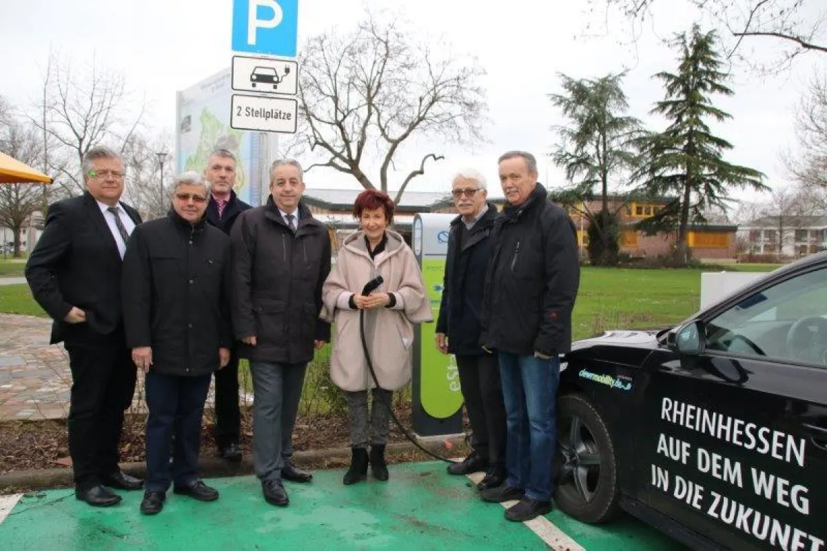 Bürgermeisterin Bärbel Schader und EWR-Vorstand Stephan Wilhelm (links daneben) an der E-Ladestation