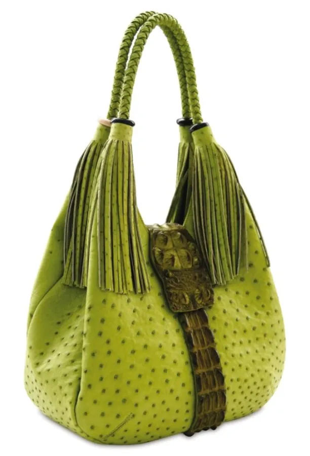 Die Beuteltasche „Caroline“ aus Straußenleder ist in einer breiten Farbpalette erhältlich – jeweils kombinierbar mit einem Krokodil-Hornback in Cognac, Braun, Schwarz oder Grün. Preis: 1.995,-- Euro.