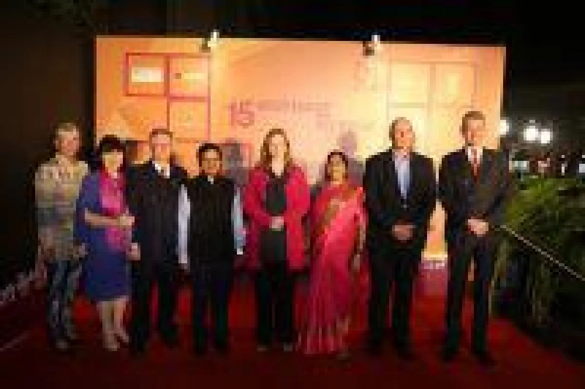 Honorarkonsul Andreas Lapp mit deutsch-indischen Gästen und Akteuren auf der Bühne