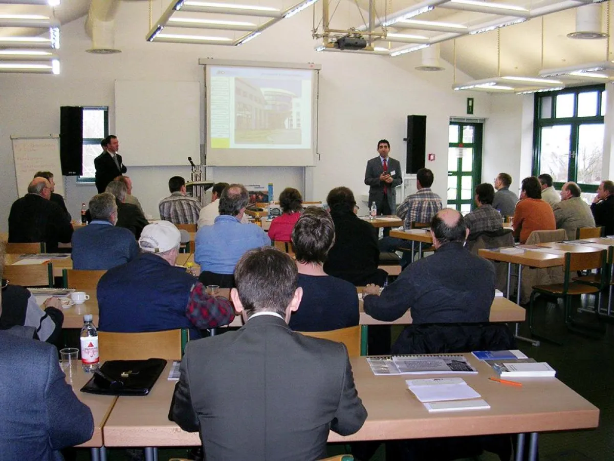 In Tagesseminaren bietet Akotherm in eigenen Seminarräumen und einer Schulungswerkstatt umfassende Informationen zu den Konsequenzen, die sich aus der neuen EN 12101-2-Prüfnorm für NRWG ergeben.