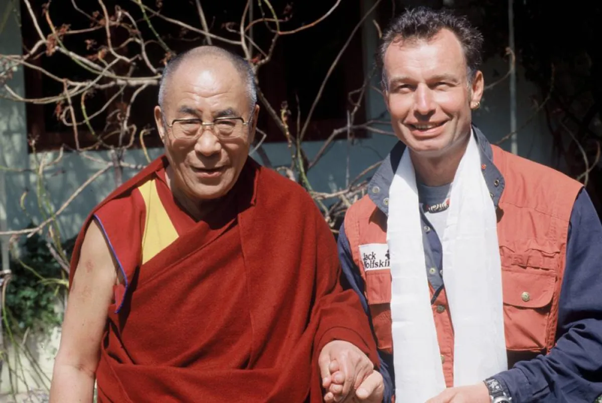 Der Dalai Lama empfing Dieter Glogowski in Dharamsala und bedankte sich für dessen Engagement. Er erteilte mit der Übernahme der Patenschaft für „Himalaya – Das Geheimnis der goldenen Tara“ der Dia-Sh