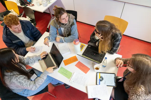 Demokratie, Sprache und Teilhabe: International Winter School bringt Lehramtsstudierende aus drei Ländern zusammen Bild: Demokratie, Sprache und Teilhabe: International Winter School bringt Lehramtsstudierende aus drei Ländern zusammen