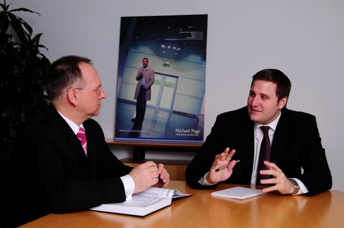 Wilfried Röttgers (mitcaps GmbH) und Christian Trein (Michael Page) bei der Vertragsunterschrift