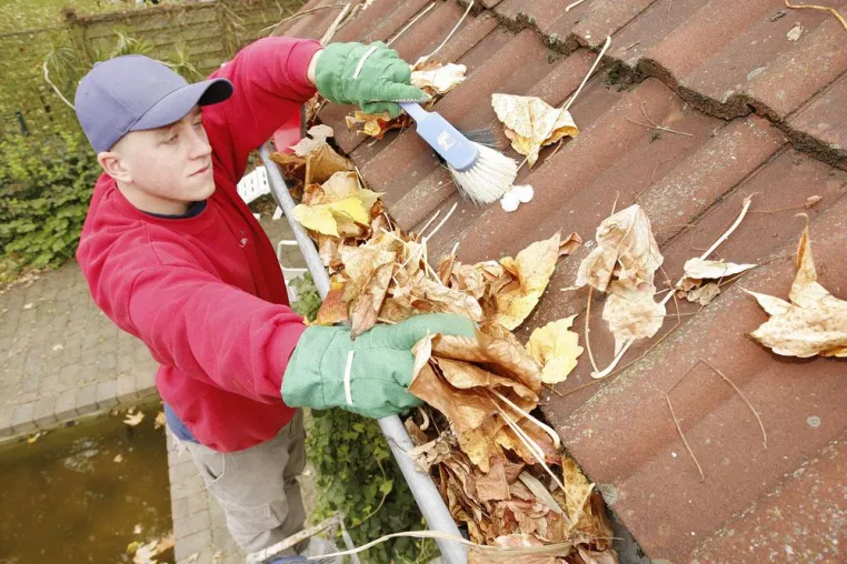 Vor dem ersten Frost: Herbst-Check für Dachrinnen und Außenarmaturen Bild: Vor dem ersten Frost: Herbst-Check für Dachrinnen und Außenarmaturen