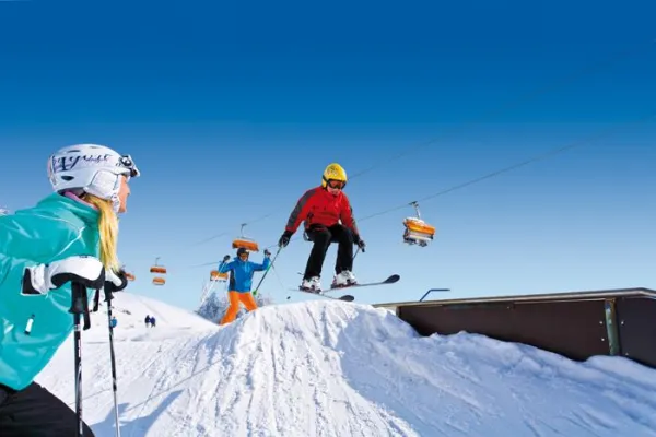 Bild: Pisten, Parks und Buckel: Gaudi pur in der Skiregion Dachstein West