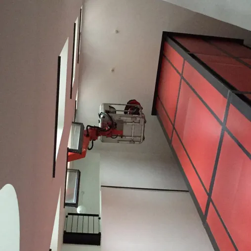 Mit Arbeitsbühnenkorb durchs Fenster: Rauchmelder-Austausch mit Lkw-Bühne von SYSTEM LIFT Bild: Mit Arbeitsbühnenkorb durchs Fenster: Rauchmelder-Austausch mit Lkw-Bühne von SYSTEM LIFT