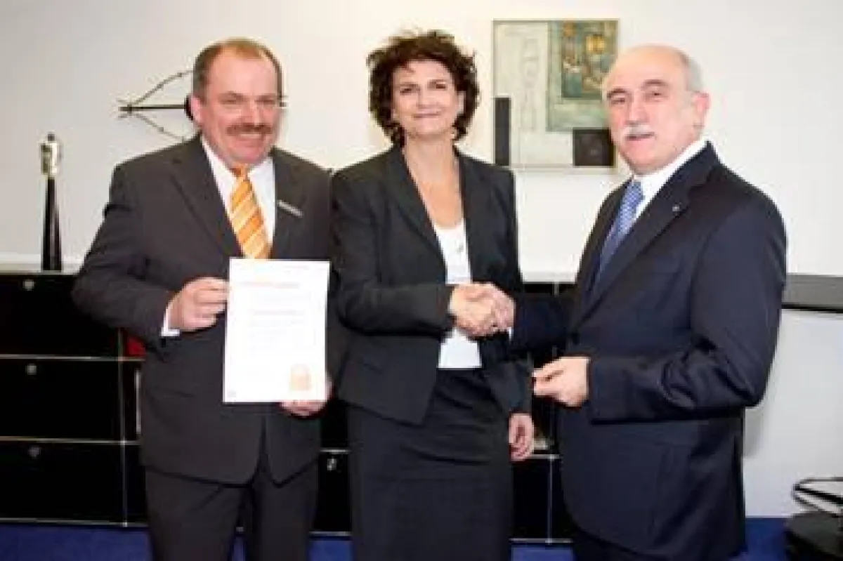 Willi Kahler, Datenschutzbeauftragter, Verena Siemes von der GenoTec, Wilfried Becker, Vorstand der Volksbank Mittelhessen