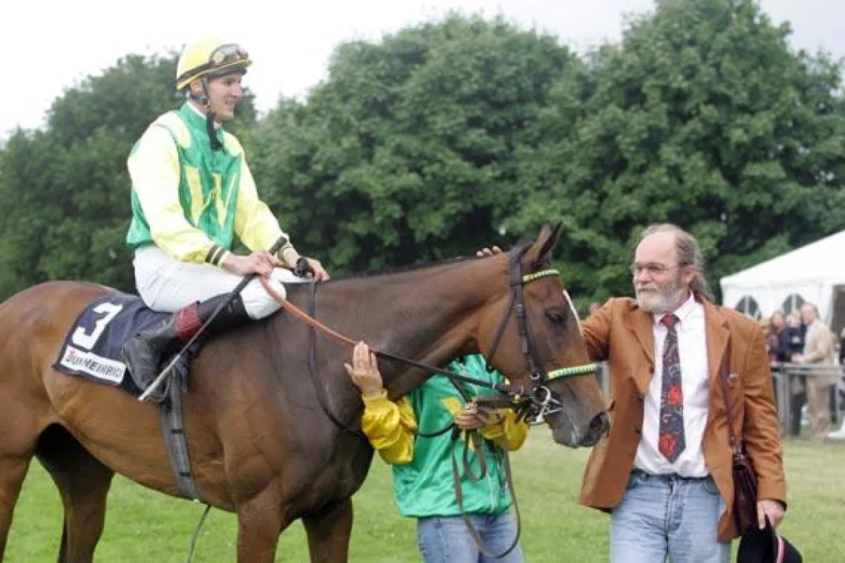 Bella Amica nach ihrem Sieg im Preis der Credit Suisse in Hannover, rechts Ulrich Wiegandt