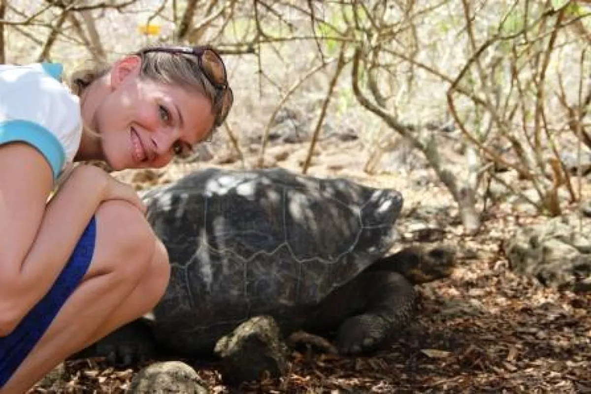 Frau Schlaumeier (Martina Hirschmeier) hockt neben einem Schatz von Galapagos: der Riesenschildkröte