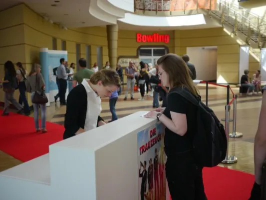 Peugeot lädt ein zur exklusiven Film-Preview „Die Trauzeugen“ im ALEXA Berlin Bild: Peugeot lädt ein zur exklusiven Film-Preview „Die Trauzeugen“ im ALEXA Berlin