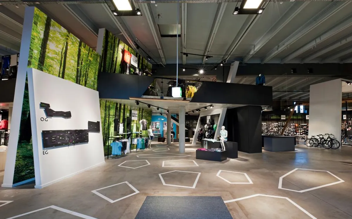 Schräglage: Schiefe Einbauten beleben die Industriehalle.