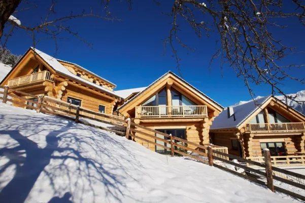 Bild: Neu errichtete Naturstamm Chalets im Tiroler Familien Ski Gebiet Serfaus Fiss Ladis