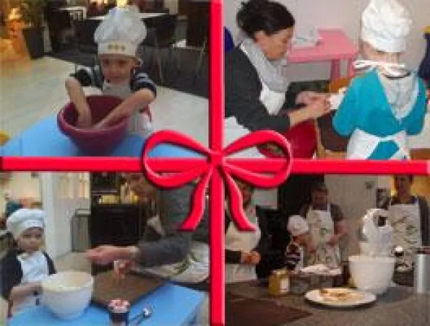 Bild: Fröhliche Weihnachtsbäckerei bei MEDA Gute Küchen, Kamen.